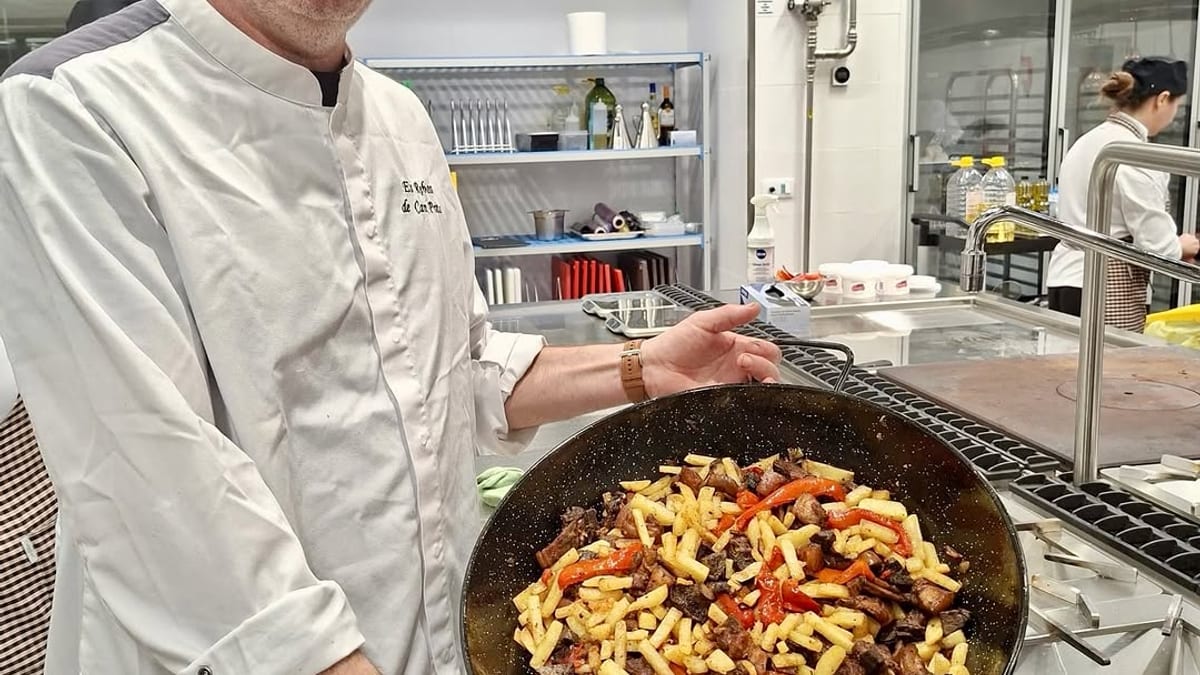 Chef Claudio Vidal durante la sesión del Curso de Cocina y Cultura Gastronómica en el EHIB, preparando la frita de porcella tradicional de Ibiza