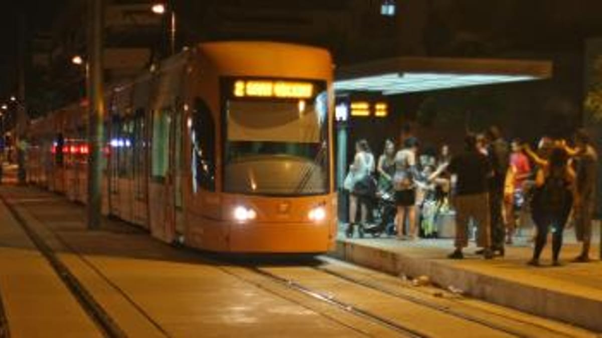 Tranvía de TRAM d'Alacant en servicio nocturno por las calles de Alicante