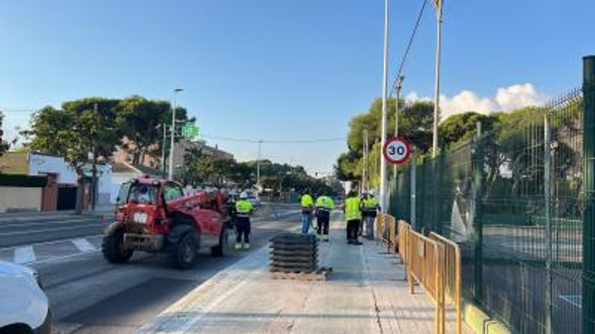 Trabajos de ejecución en la calle con vehículo de emergencia, operarios y señalización vial durante las obras del TRAM de Castellón
