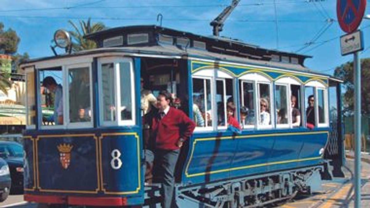 Tranvía histórico azul del Tramvia Blau con detalles en rojo y dorado, símbolo del transporte barcelonés