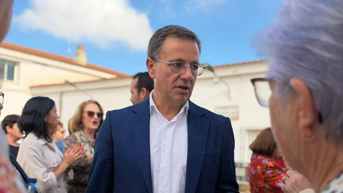 Cartel informativo del Ayuntamiento de Albacete sobre el nuevo servicio de transporte a demanda para pedanías con taxi