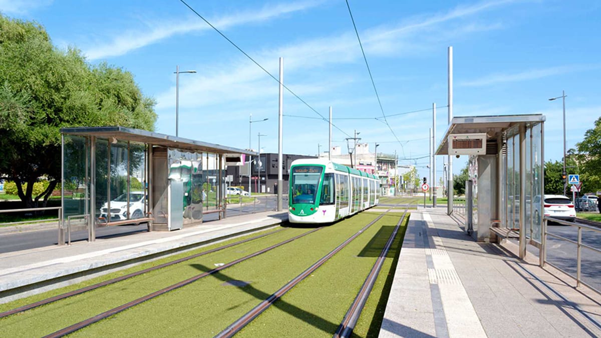 Personal 'Tranviguías' asistiendo a viajeros en una parada del Tranvía de Jaén