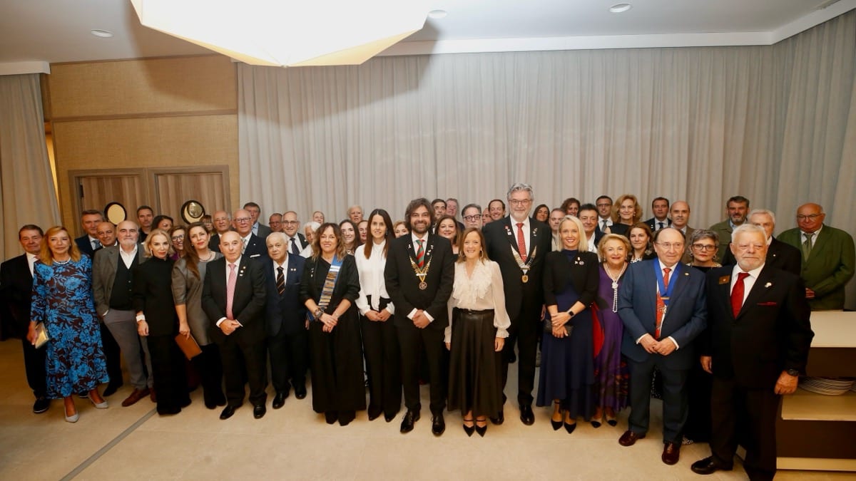 Isabel Urrutia en la gala del Club Rotario de Torrelavega junto a miembros de la organización