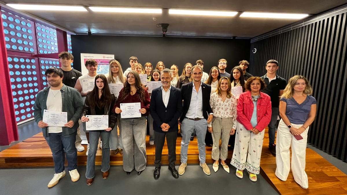 Grupo de estudiantes de Formación Profesional sosteniendo sus diplomas en la ceremonia de reconocimiento en el Centro de la Cultura del Rioja