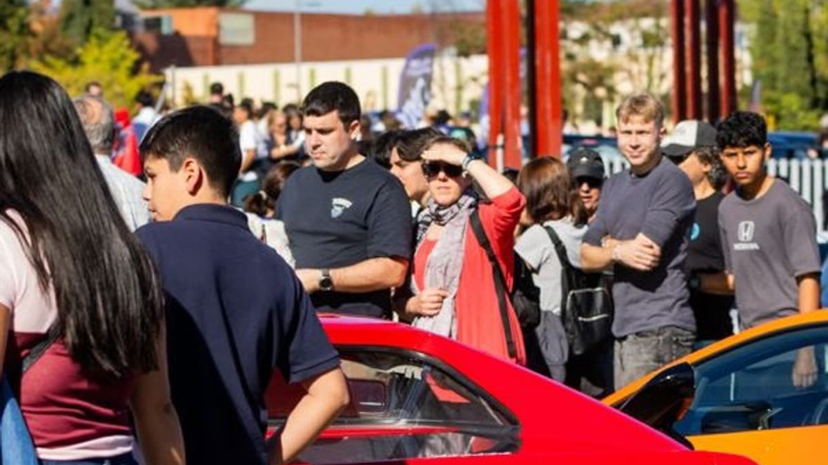 Evento de motor meetandcars en Tres Cantos con exposición de coches y público disfrutando de motorsport