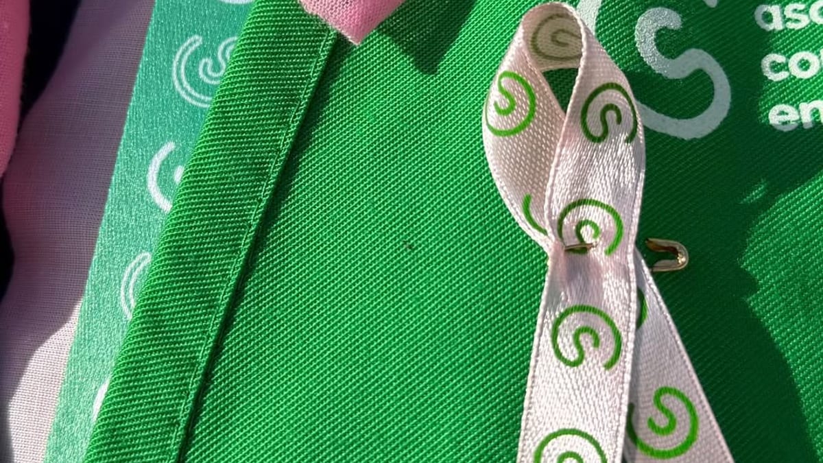 Acto de conmemoración del Día Internacional del Cáncer de Mama en Tres Cantos con participación del Ayuntamiento y la AECC