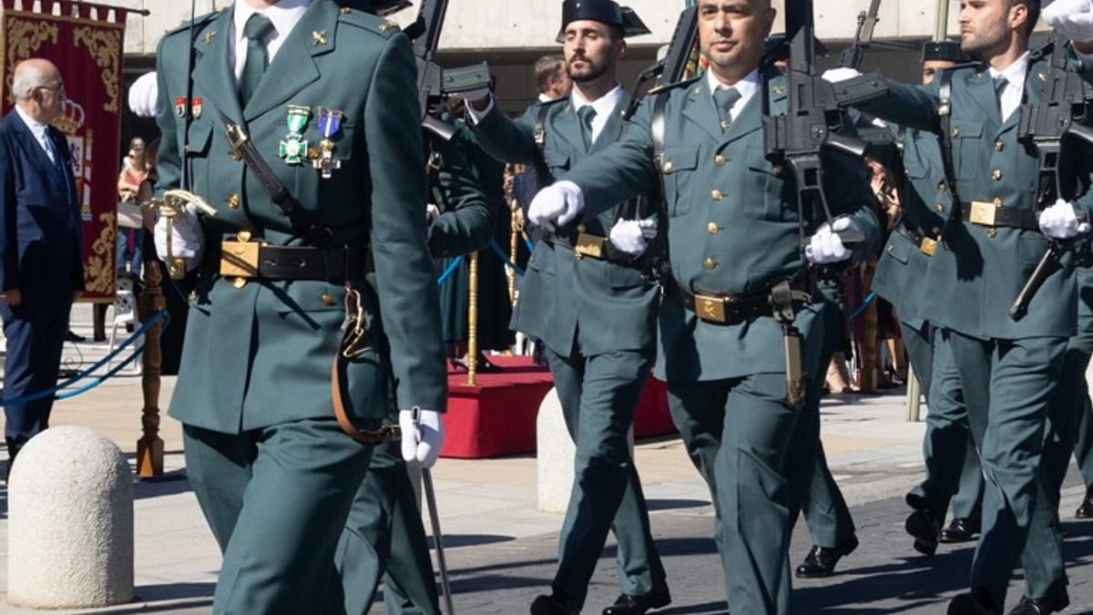 Parada militar en la plaza del Ayuntamiento de Tres Cantos durante la celebración del Día de la Fiesta Nacional
