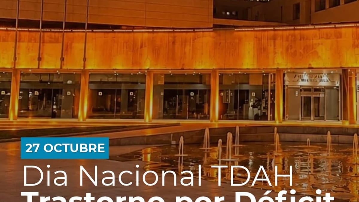Fachada del Ayuntamiento de Tres Cantos iluminada de naranja en conmemoración del Día Nacional del TDAH
