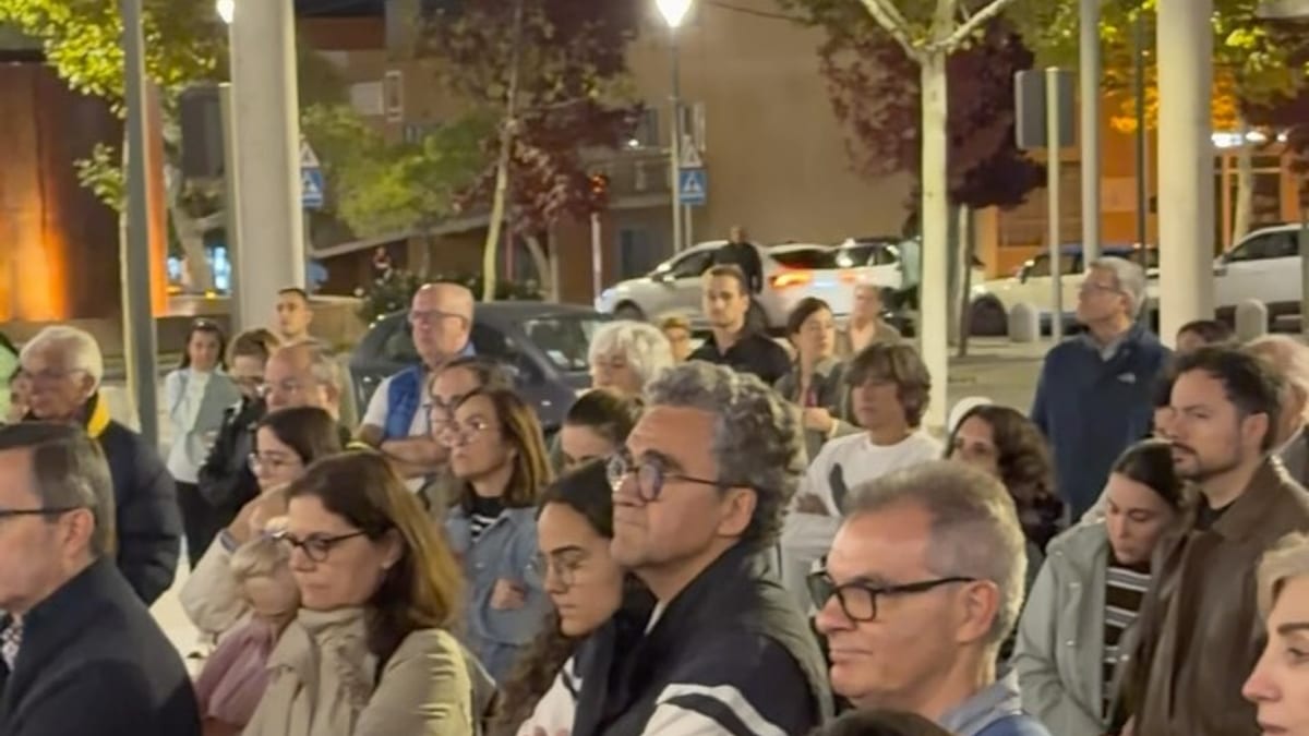 Concentración de vecinos en la Plaza del Ayuntamiento de Tres Cantos expresando solidaridad con las víctimas del accidente ferroviario de Urda