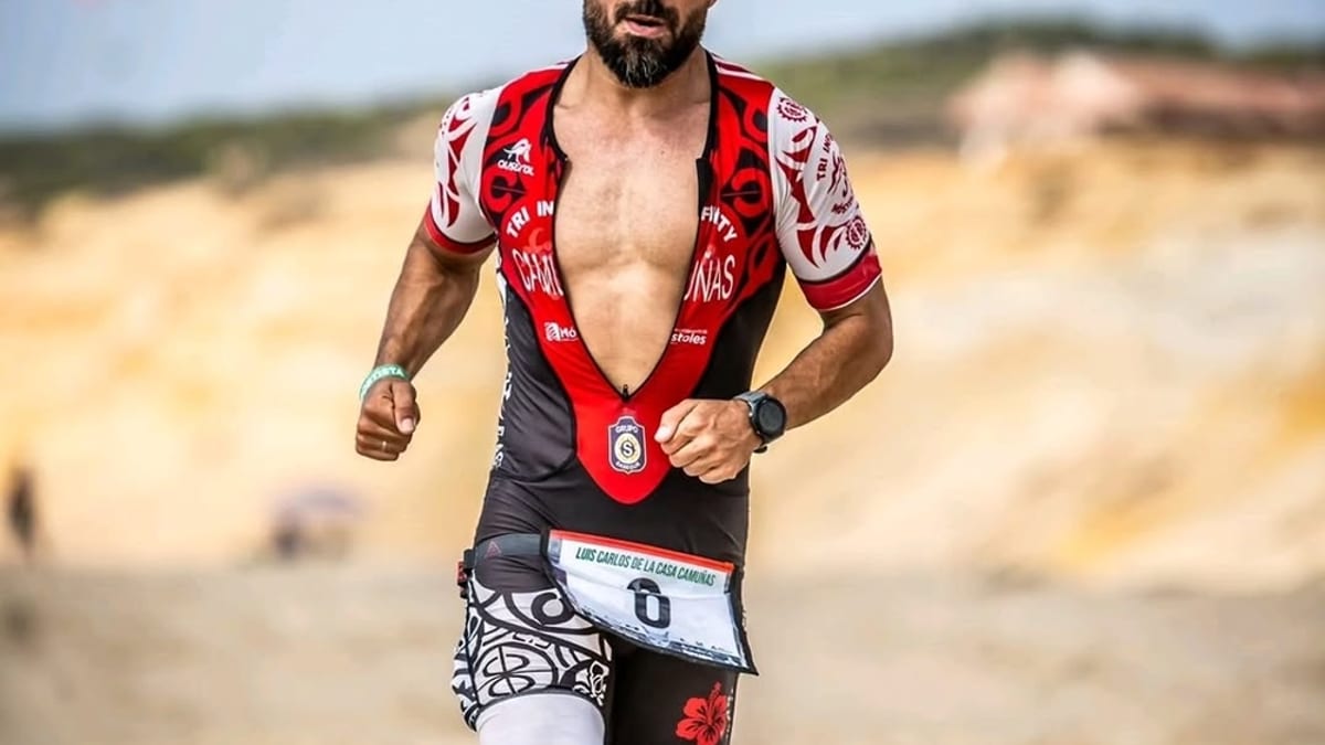 Triatletas de Móstoles en competencia durante el Campeonato de España de Triatlón Larga Distancia Desafío Doñana