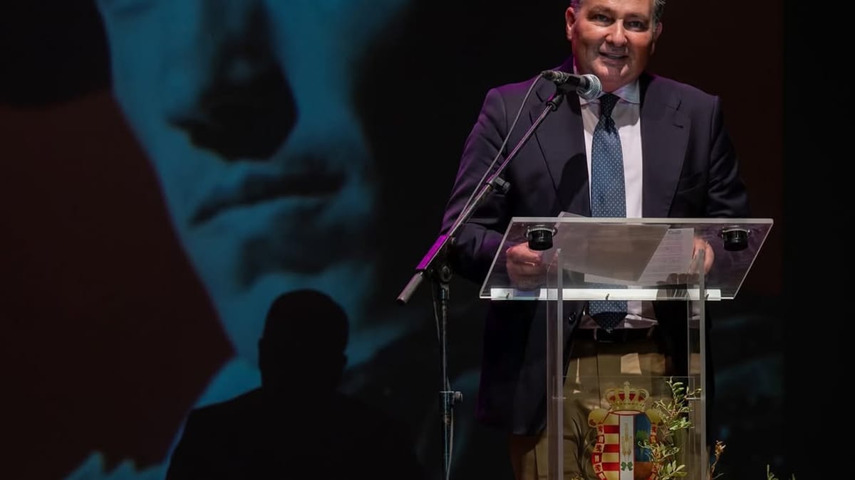 Acto de homenaje a David de Miranda en el Teatro Municipal de Trigueros con la presencia del presidente de la Diputación de Huelva