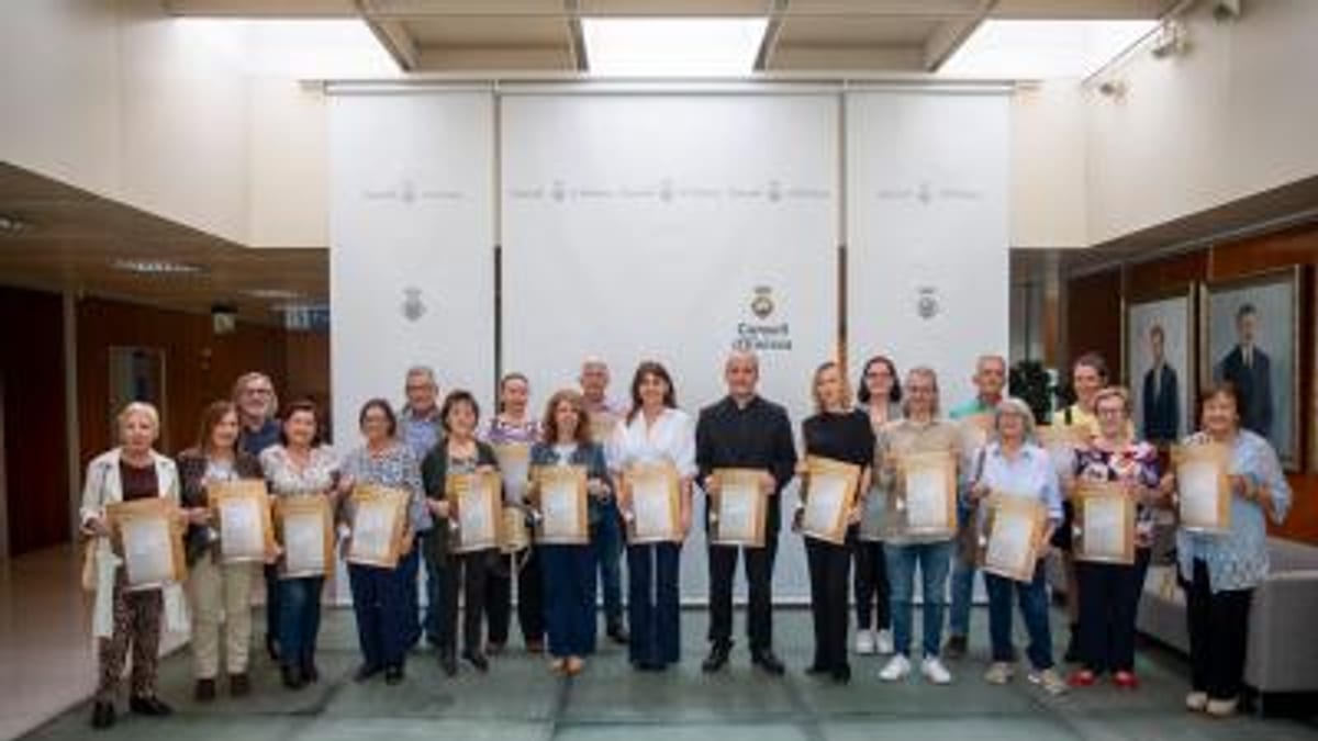 Grupo de participantes en la Trobada Coral Lina Bufí de Ibiza posando para la fotografía