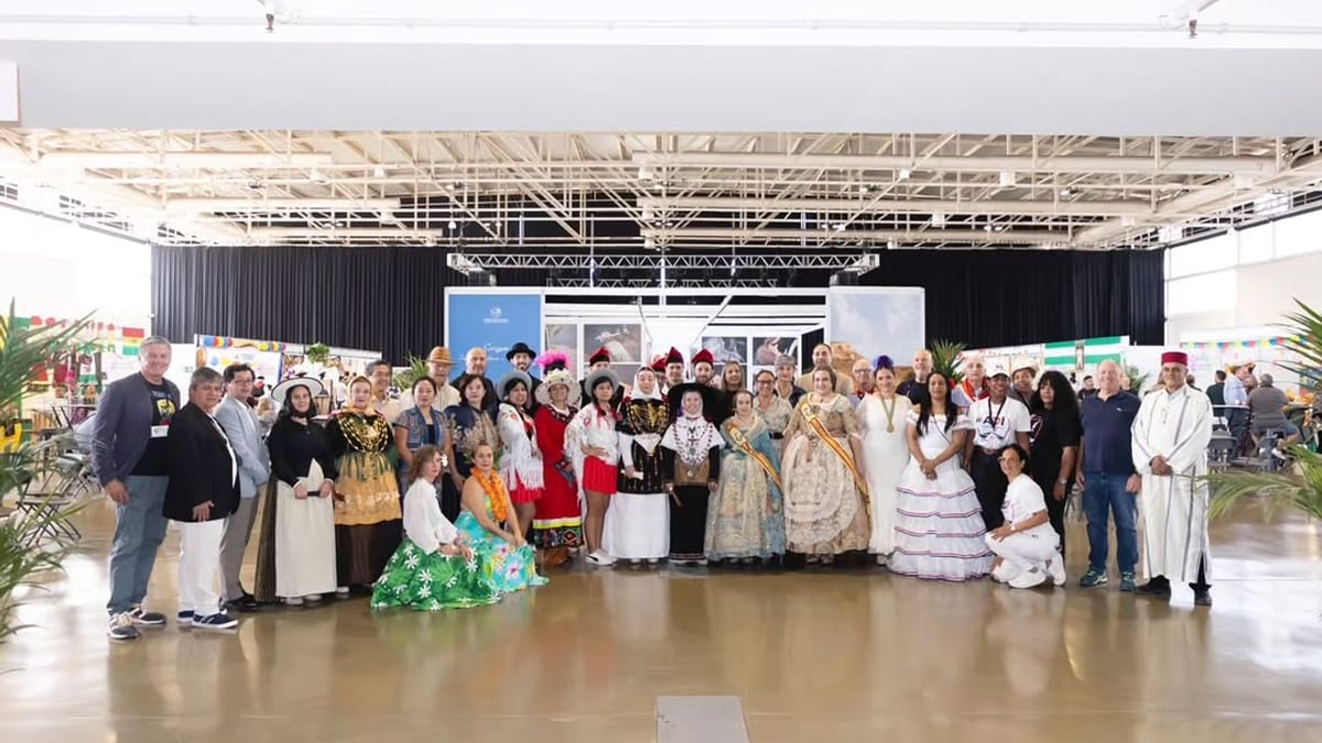 Grupo de participantes en trajes tradicionales de diferentes culturas durante la Trobada de Pobles 2026 en el Recinte Firal de Eivissa