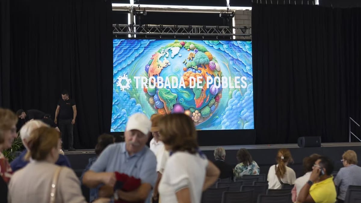 Imágenes de la segunda jornada de la Trobada de Pobles 2026 en el Recinte Firal d'Eivissa con participantes disfrutando de música y actividades tradicionales