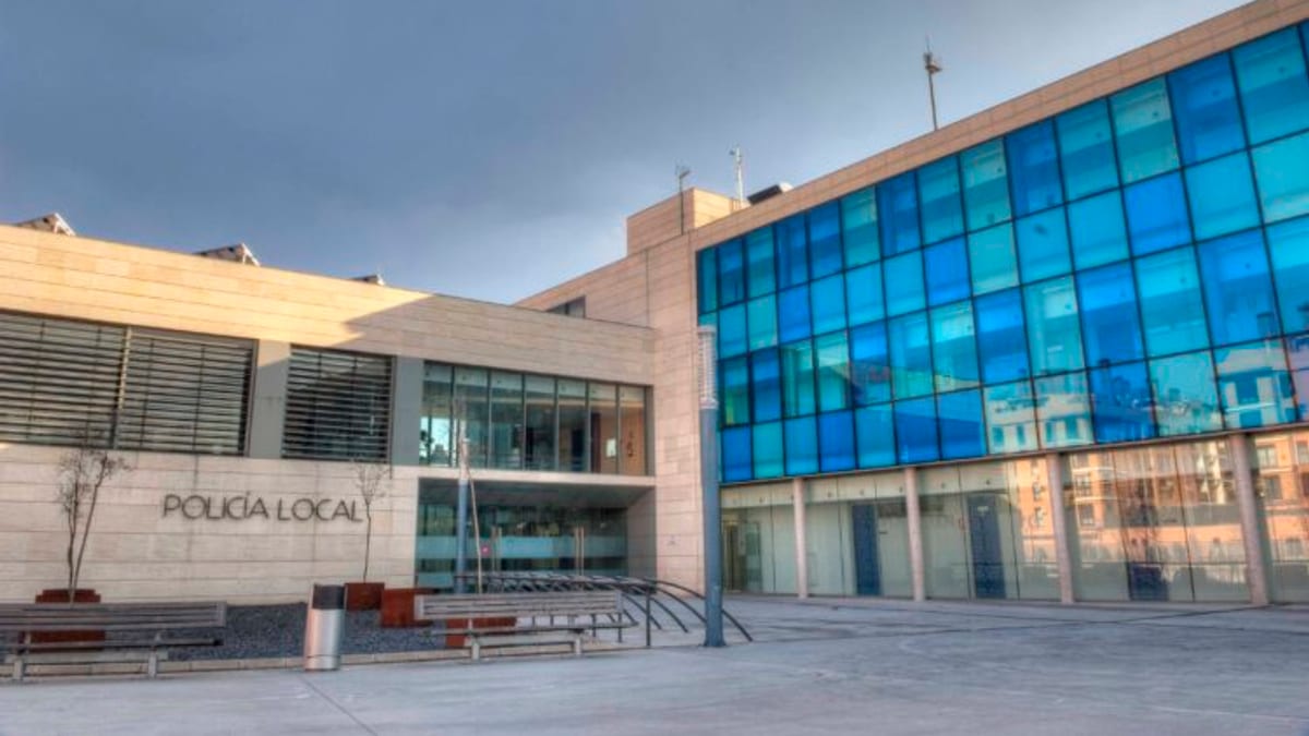 Agentes de la Policía Local de Rivas Vaciamadrid en el polideportivo Parque del Sureste