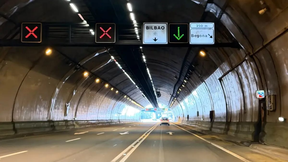 Cartel informativo del cierre del túnel La Salve-Txorierri de Artxanda con fecha y horario