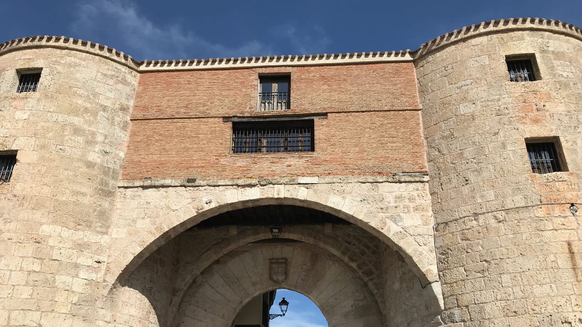 El alcalde de Valladolid visitando las obras completadas del túnel peatonal del Arco de Ladrillo con los paneles informativos retroiluminados