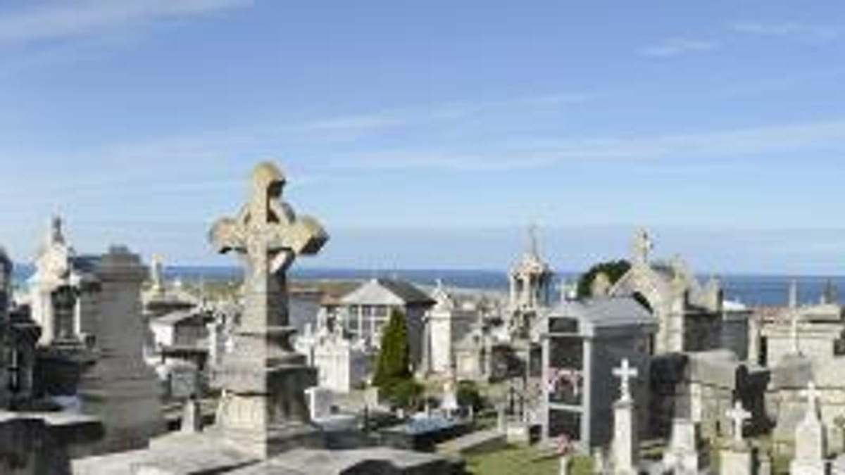 Cementerio de Ciriego en Santander con lápidas y monumentos funerarios con vista al mar