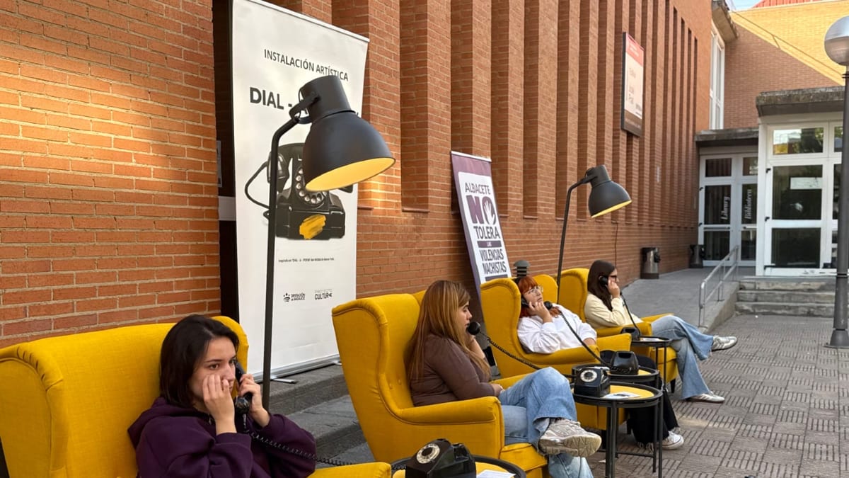 Instalación artística Dial-A-Story en la Universidad de Castilla-La Mancha con cuatro teléfonos para escuchar testimonios contra la violencia machista