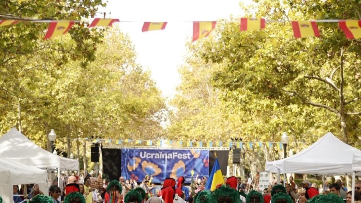 Celebración de UcraïnaFest en el parque Ribalta de Castellón con asistentes disfrutando de música y cultura ucraniana