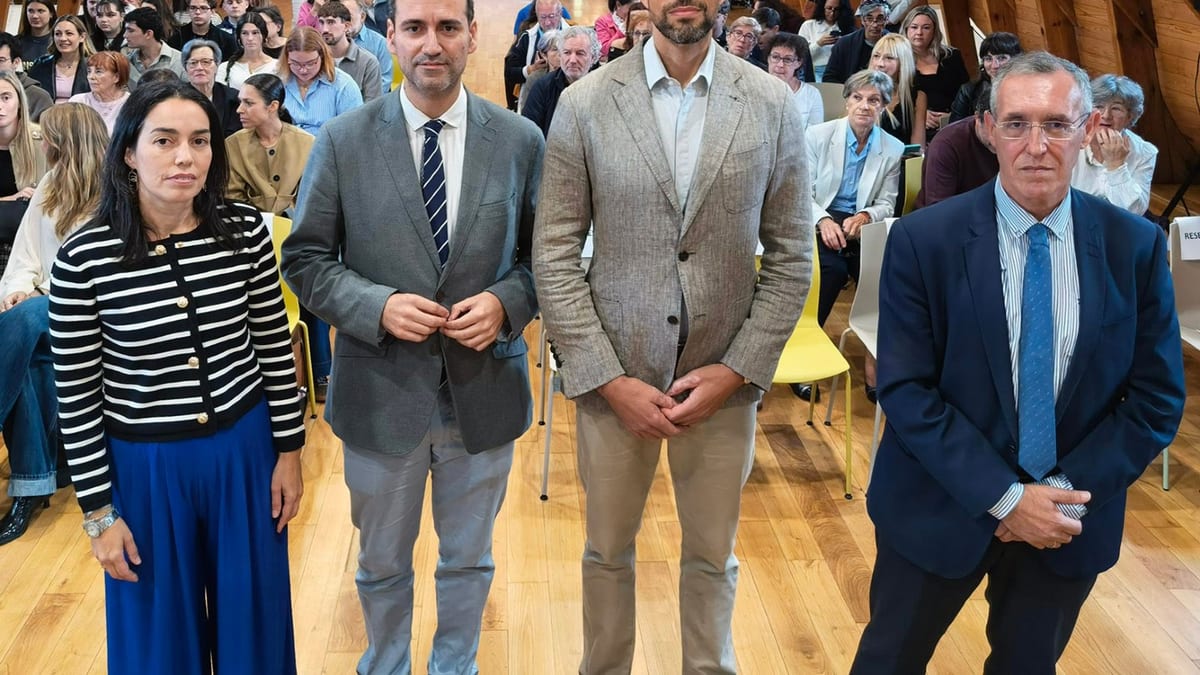 Reunión del Proyecto Raíces UEMC en un espacio con estructura abovedada, con participantes de pie y audiencia sentada durante el análisis sobre escucha, memoria y cohesión social en municipios rurales de Valladolid