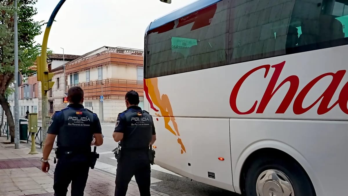 Agentes de la Unidad de Familia y Menores realizando inspección de seguridad en un autobús escolar