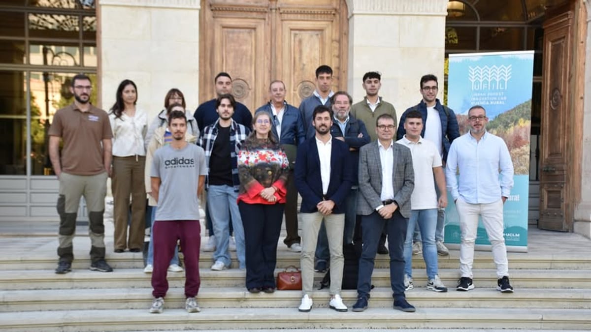 Grupo de emprendedores y autoridades en el acto de inauguración de mentorías presenciales de UFIL Rural en la Diputación de Cuenca