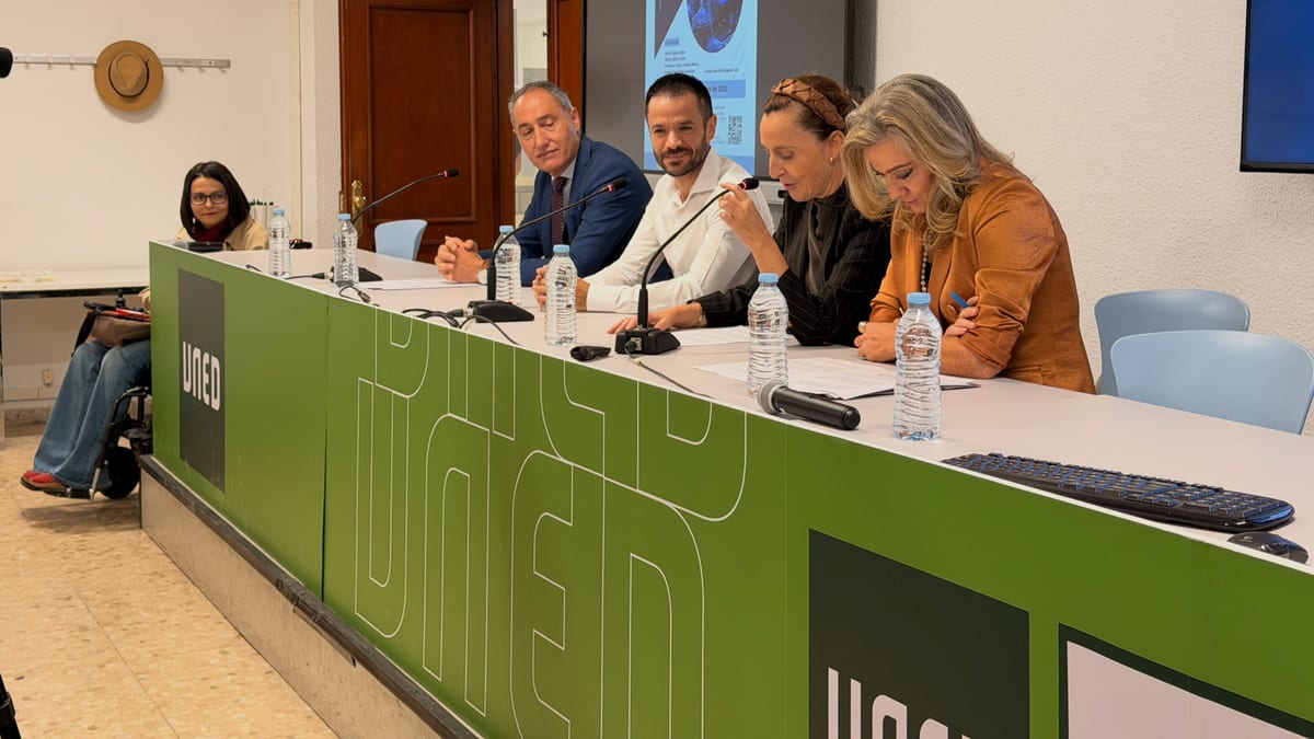 Panel de inauguración del Congreso Internacional de UNED Zamora con participantes y logo de UNED