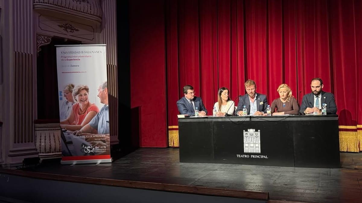 Acto de inauguración del nuevo curso de la Universidad de la Experiencia en el Teatro Principal de Zamora