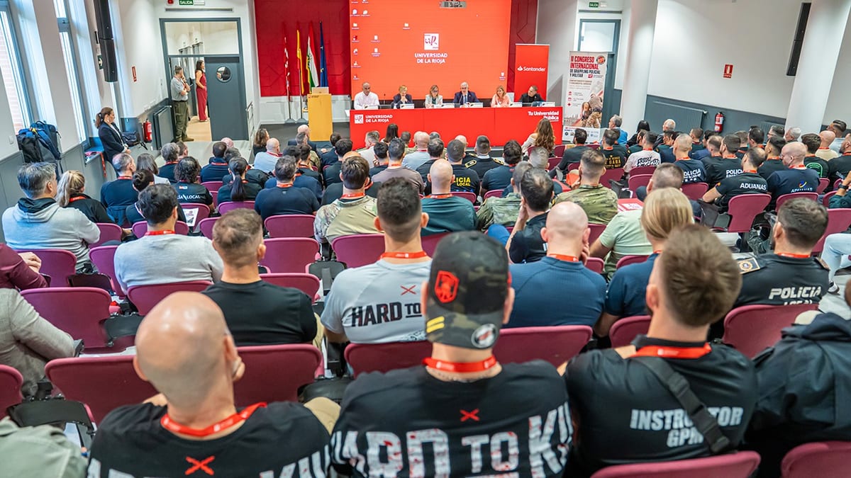 Asistentes del II Congreso Internacional de Grappling Policial y Militar en la Universidad de La Rioja, donde participan profesionales de fuerzas de seguridad