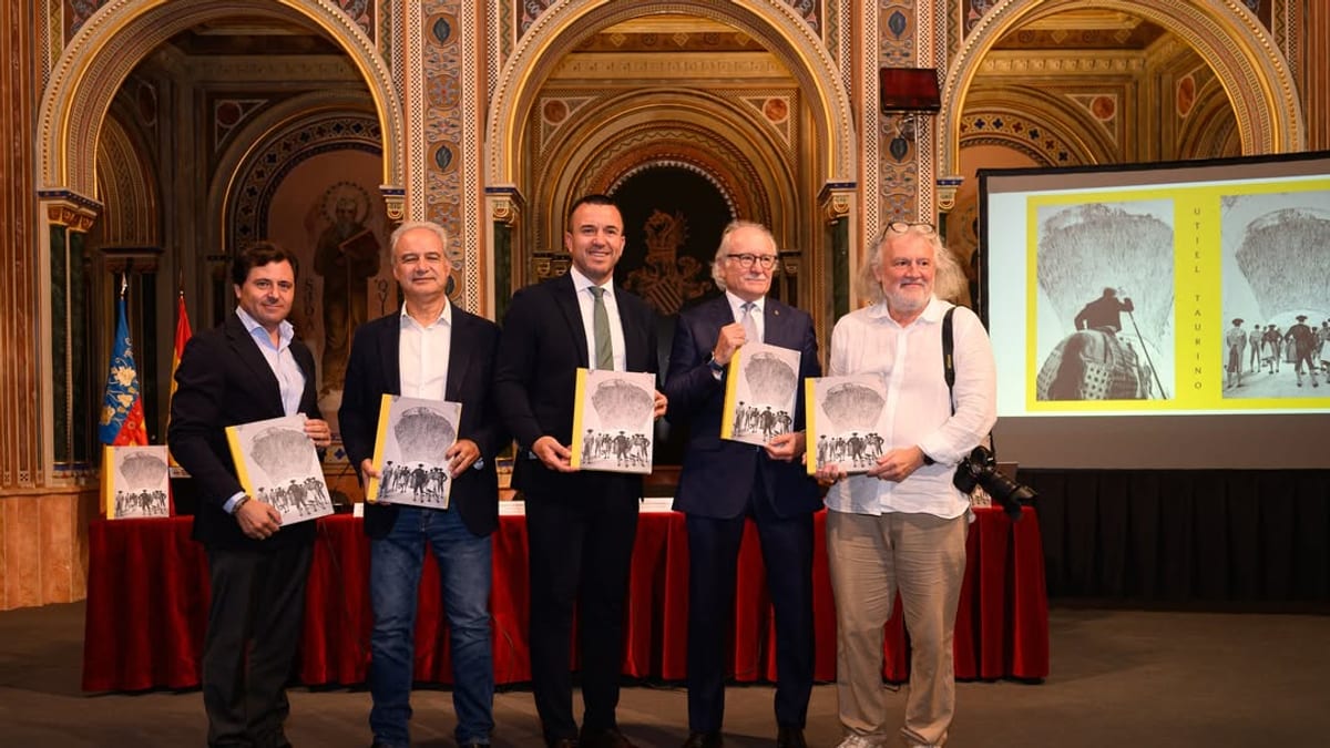 Presentación del libro 'Utiel Taurino' con Vicente Mompó Aledo y otros representantes sosteniendo la publicación