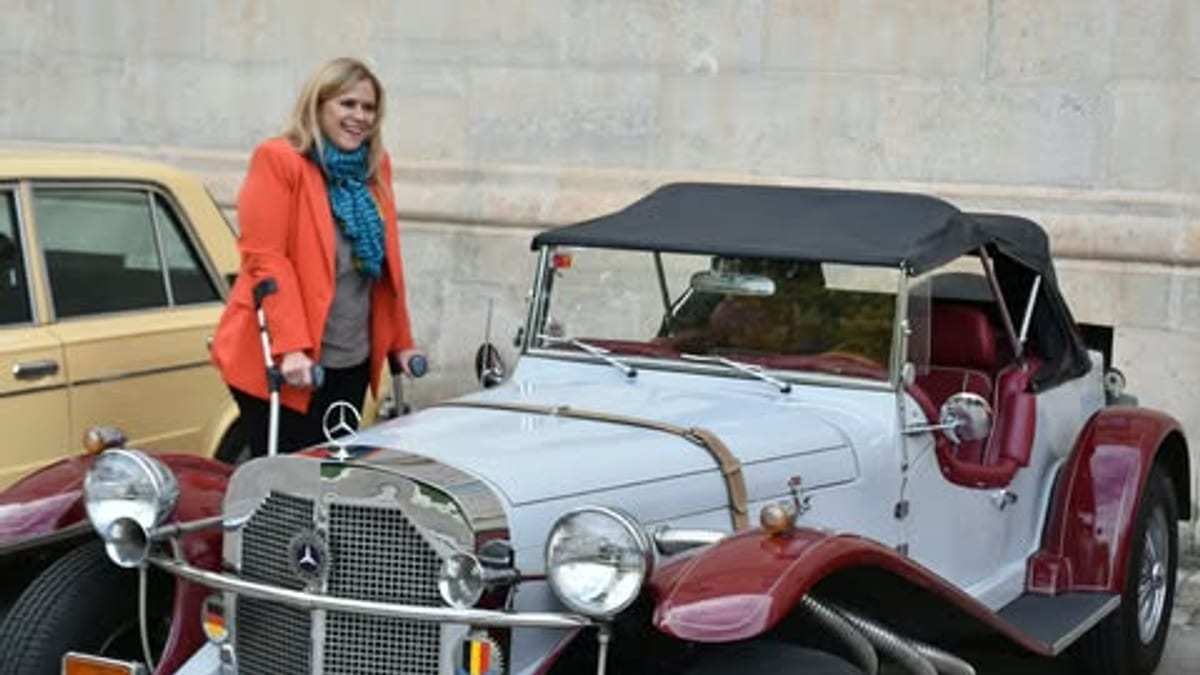 Presentación de la V Concentración de Coches Clásicos de Cuenca con autoridades de la Diputación y miembros del Club Coches Clásicos