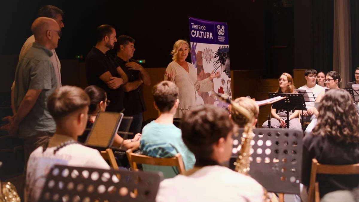 Músicos de varias bandas ensayando en el V Encuentro de Bandas de Trigueros