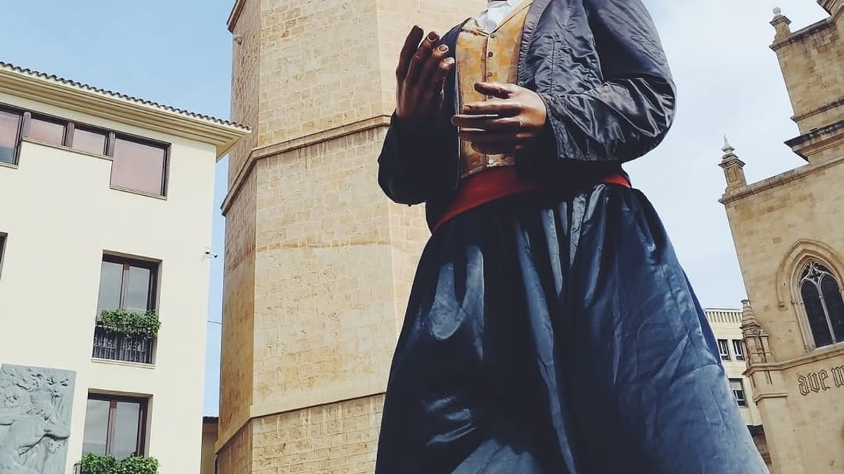 Participantes de la V Trobada d'Imatgeria Popular de Castelló en la Plaça Major con nanos, gigantes y colles de tradición popular