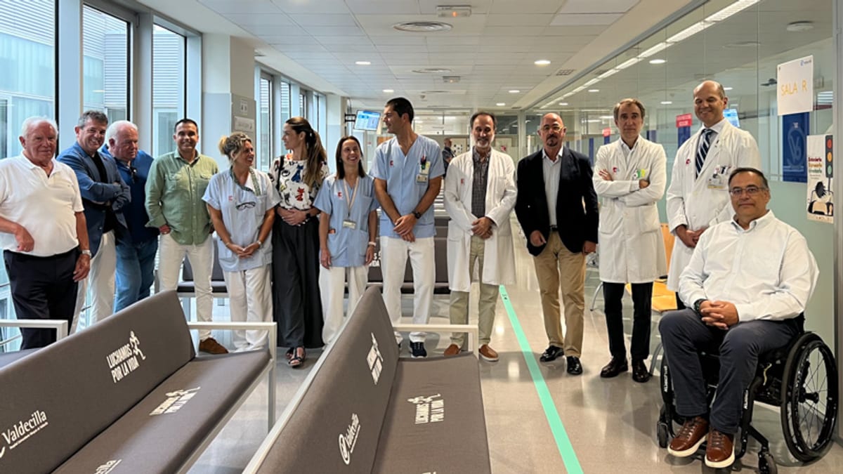 Bancos acondicionados en las áreas de espera del Hospital Marqués de Valdecilla