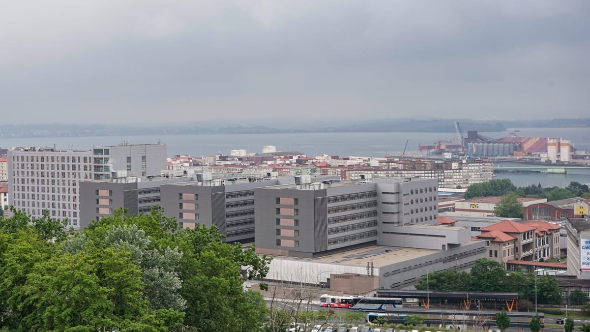 Vista aérea del Hospital Universitario Marqués de Valdecilla en Santander