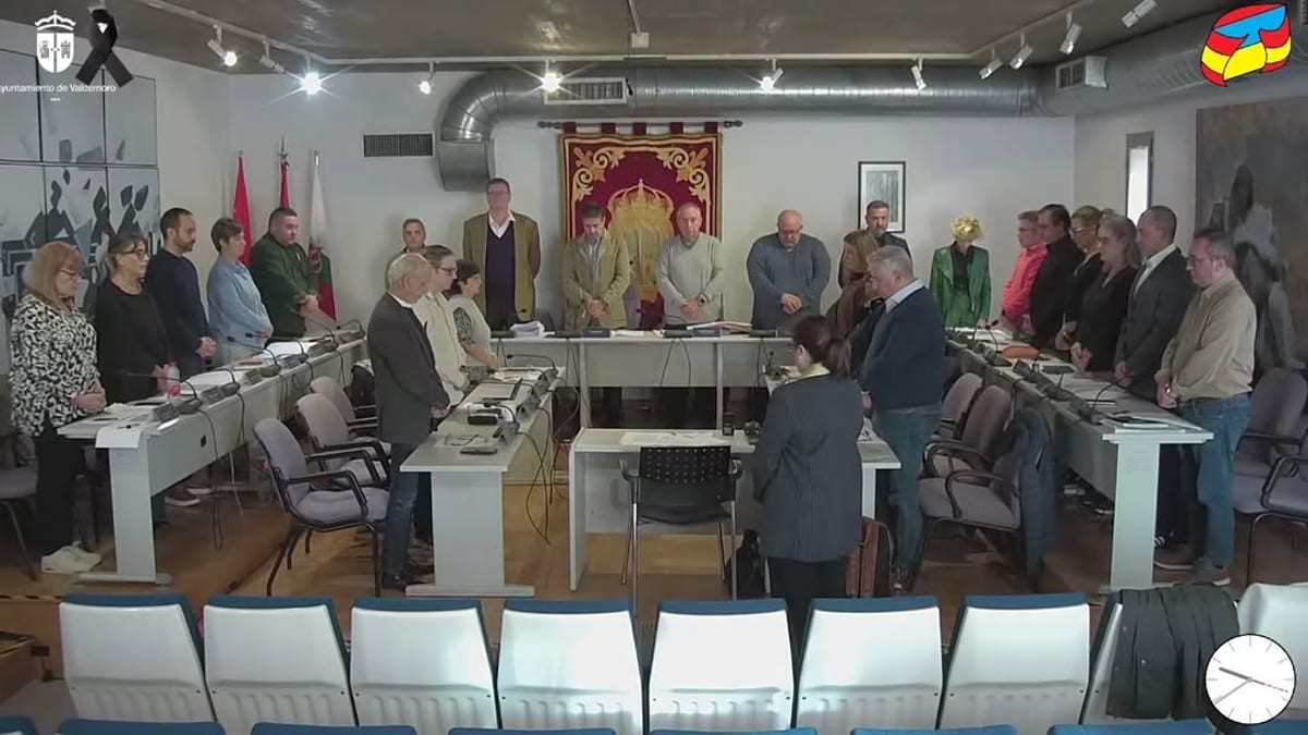 Sesión del Pleno del Ayuntamiento de Valdemoro con miembros sentados y de pie alrededor de mesas con micrófonos