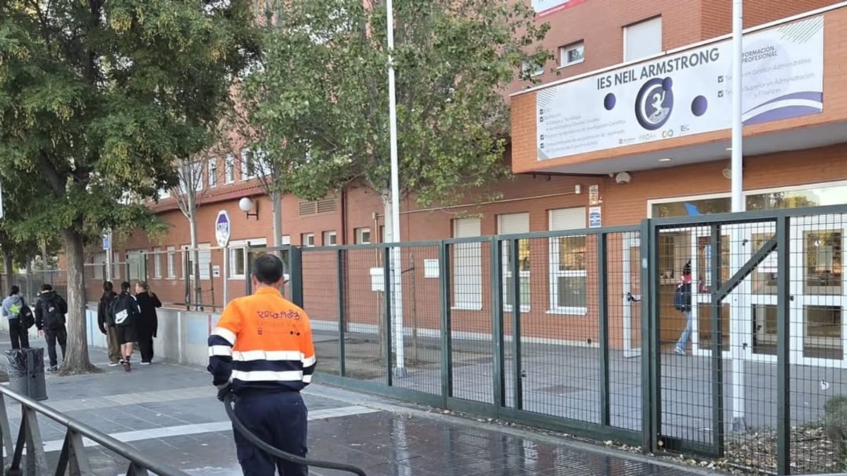 Servicios municipales realizando tareas de limpieza y barrido en zonas próximas a centros educativos de Valdemoro