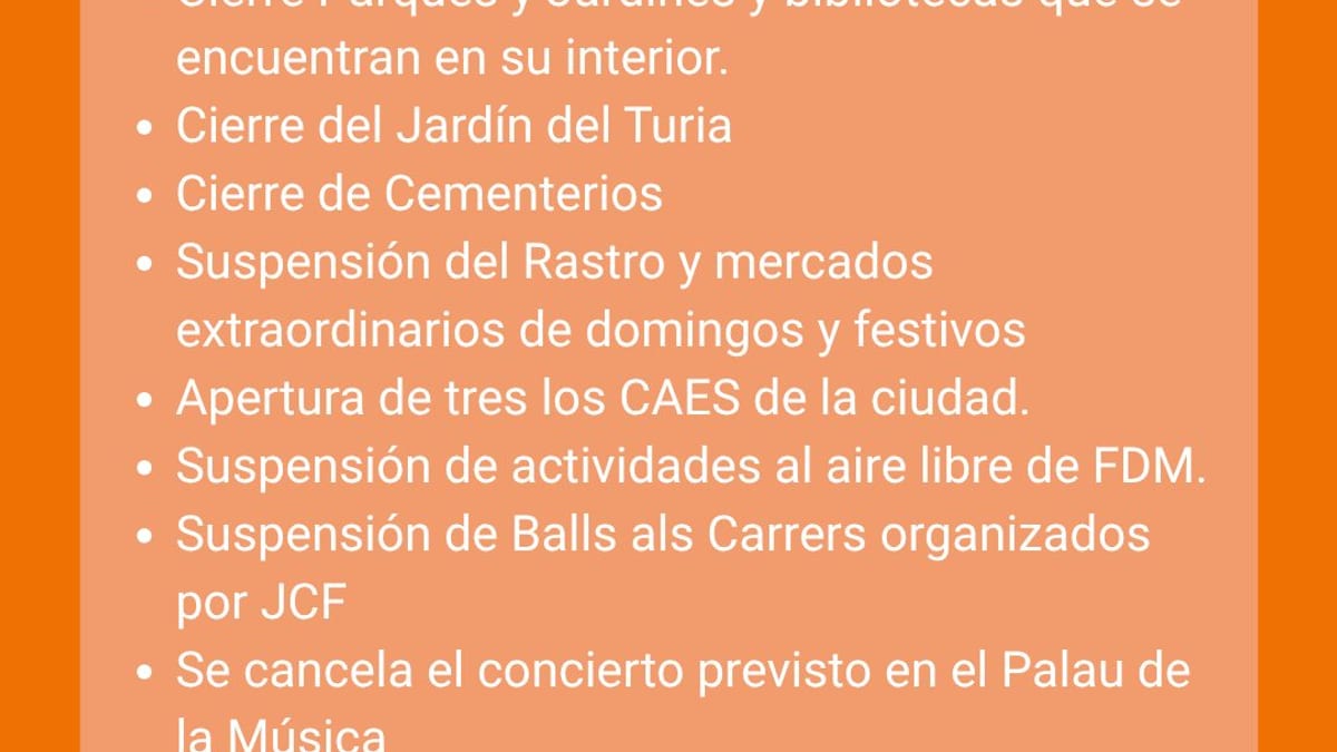 Cartel informativo del Ayuntamiento de Valencia con medidas extraordinarias ante alerta naranja por lluvias: cierre de espacios públicos y suspensión de actividades