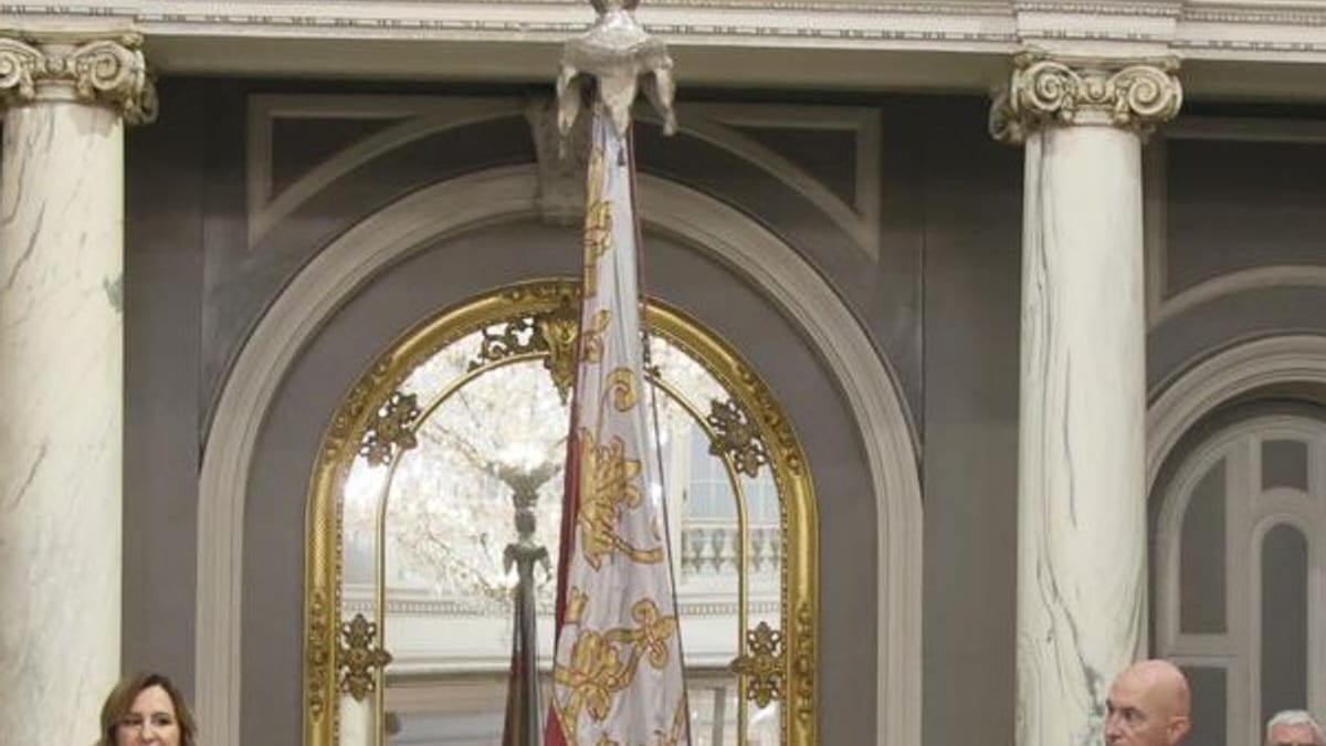 Bajada de la Reial Senyera en Valencia durante la conmemoración del 9 de Octubre