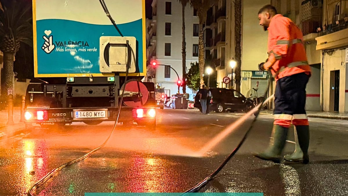 Operarios y maquinaria municipal realizando trabajos de limpieza intensiva en calles de Valencia