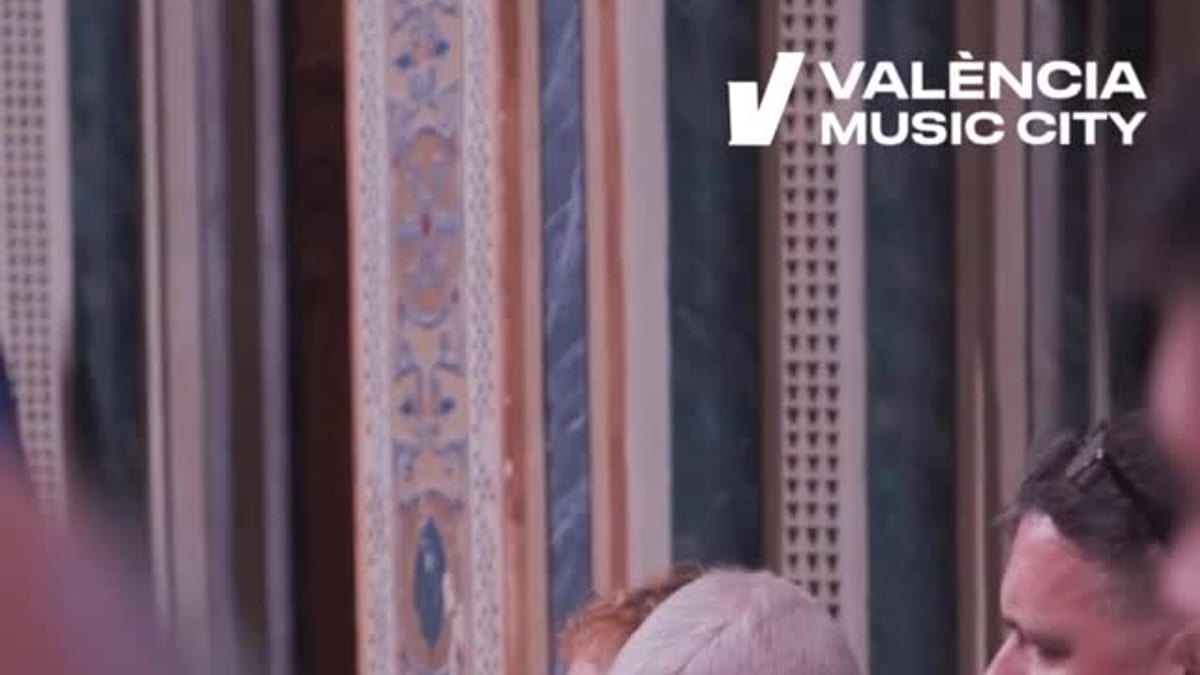 Juan Pablo Valero, director general de Valencia Music City, recibe el Premio Avant de la Asociación de Estudios del Canto Valenciano de manos del presidente Manolo Marzal en La Beneficència