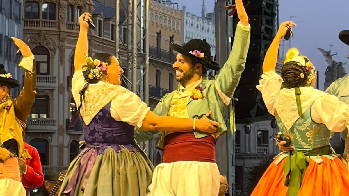 Fotografía de la vispra de las Fiestas de Valencia del 9 de Octubre con senyera y decoraciones tradicionales