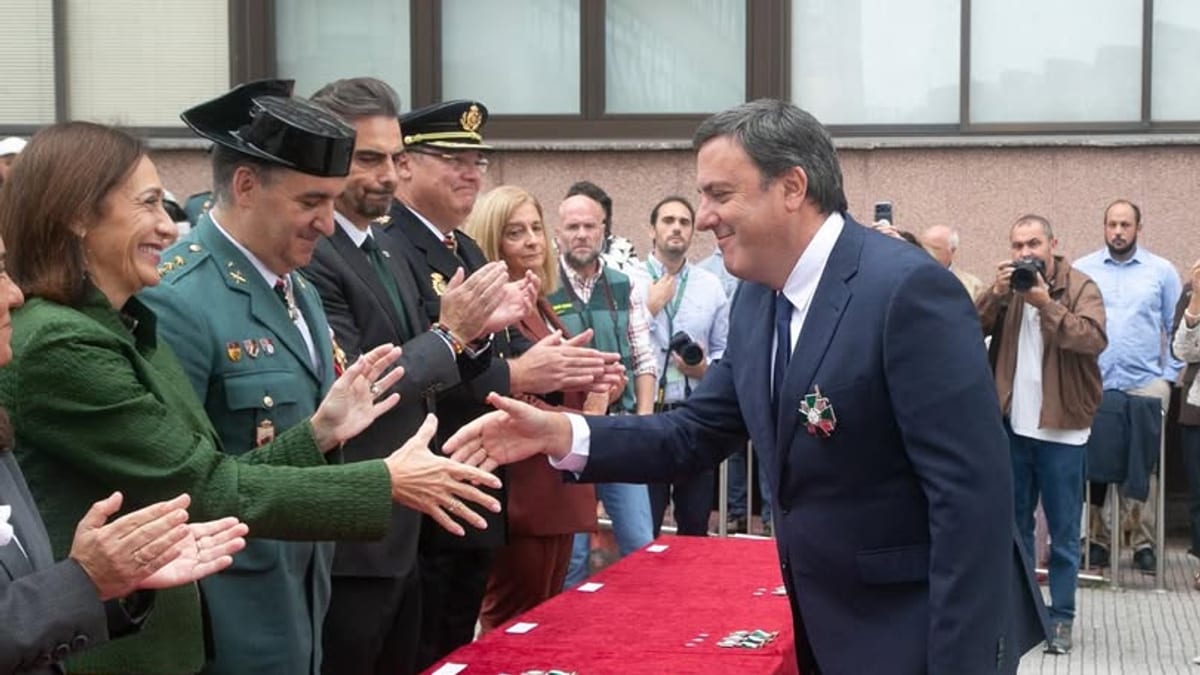 Valentín González Formoso recibe la Cruz de Plata de la Guardia Civil en los actos del Día del Pilar en A Coruña