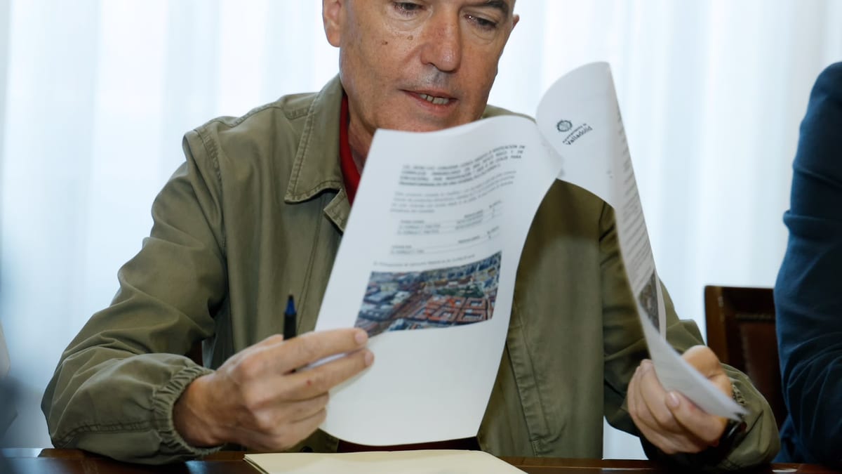Detalle de documentación sobre la adjudicación de parcela y licencias urbanísticas del Ayuntamiento de Valladolid