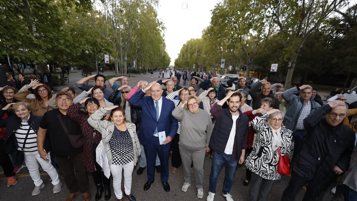 Grupo de personas posando en una avenida arbolada durante la conmemoración del Día Nacional del Daño Cerebral Adquirido en Valladolid