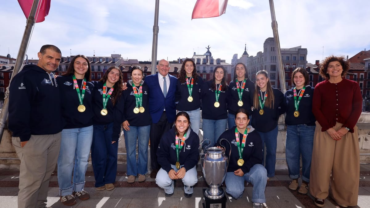 Recepción del alcalde de Valladolid a los equipos junior y senior femenino del Club Patinaje en Línea Valladolid tras su participación en los campeonatos mundiales