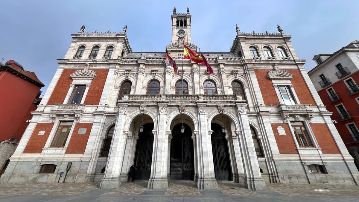 Fachada neoclásica del Ayuntamiento de Valladolid con banderas españolas