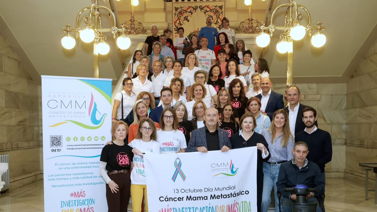 Cartel y pancarta del Día Mundial del Cáncer de Mama Metastásico con lema #MásInvestigaciónParaMásVida
