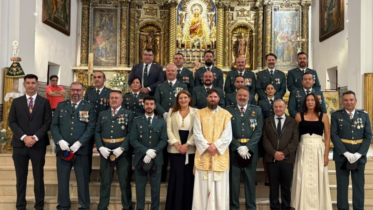 El diputado Manolo Cayuela acompaña a miembros de la Guardia Civil en la celebración de la Virgen del Pilar en la parroquia de Nuestra Señora del Reposo de Valverde del Camino